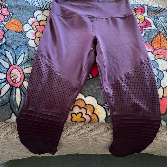 Burgundy Zyia Legging size 4 but fits like a 2. Very tight fitting - Picture 1 of 2